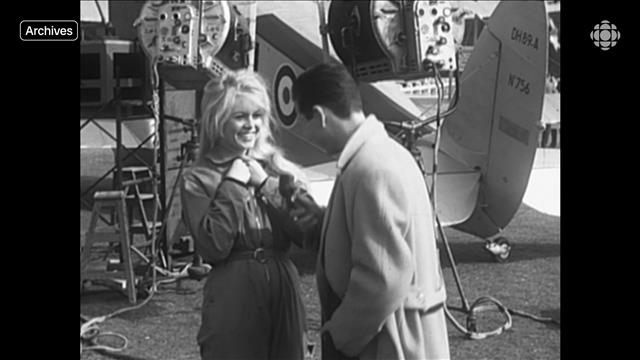 Brigitte Bardot sur un plateau de tournage en 1959